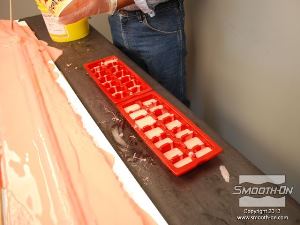 לחיצה להגדלת תמונה ממלאים שתי תבניות באופן חלקי כדי להכין את ה