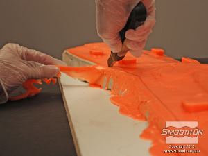 לחיצה להגדלת תמונה הסכין החד חותך את הסיליקון בקלות ויוצר קצה ישר ונקי.