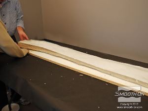 לחיצה להגדלת תמונה לאחר שמסירים את קירות הקרטון מרימים את המודל מהלוח כדי להתחיל ביצירת החצי השני של התבנית.