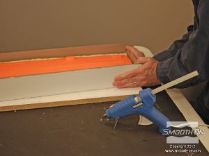 לחיצה להגדלת תמונה לאחר ששכבות הסיליקון נמרחו, שוב חותכים את הסיליקון ומתקינים את קירות הקרטון מחדש.