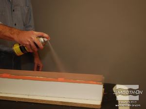 לחיצה להגדלת תמונה מרססים שכבה של ספריי הפרדה לסיליקון Ease Release® 200 על כל המשטחים.