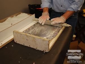 לחיצה להגדלת תמונה כמו קודם, מכינים שכבה נוספת של אפוקסי Free Form® Air ומניחים אותו על החצי השני של תבנית הסיליקון.