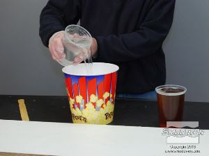 לחיצה להגדלת תמונה מערבבים את שני חלקי הפוליאוריטן Smooth Cast® 320 במיכל ערבוב נקי.