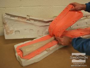 לחיצה להגדלת תמונה לאחר שהשרף התמצק, פותחים את התבנית וחושפים את היציקה.