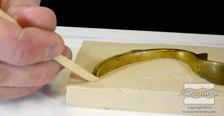 המודל המקורי הוא בית הדק מפליז של אקדח ישן. מטביעים את המודל עד האמצע במיטת חימר הטול גופרית..