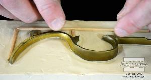 לחיצה להגדלת תמונה בעזרת קיסמי עץ, יוצרים תעלות אוורור באזורי התבנית שעלולים לכלוא אוויר ביציקה.