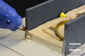 לחיצה להגדלת תמונה בונים מסגרת לתבנית בעזרת לוחות קצף. מדביקים את הלוחות מסביב למיטת החימר בדבק חם.