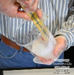 בזמן הערבוב יש לגרד את צידי ותחתית הכלי מספר פעמים כדי להבטיח ערבוב טוב.