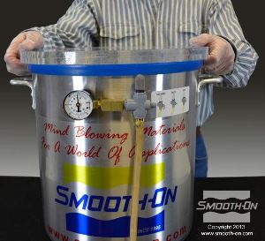 לחיצה להגדלת תמונה לאחר הערבוב, מכניסים את ה סיליקון השקוף SORTA-Clear® 37  לתא ואקום. תא הווקום צריך להיות מסוגל למשוך לחץ של 29 אינצ' כספית.