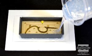 לחיצה להגדלת תמונה כעת אפשר ליצוק את הסיליקון SORTA-Clear® 37  אל מסגרת התבנית.