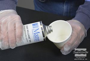 לחיצה להגדלת תמונה לאחר שהסיליקון SORTA-Clear® 37  התמצק, הופכים את התבנית ומסירים את החימר. לאחר שהתבנית נקיה מחימר, מודדים חומר הפרדה Ease Release 205 בכוס.