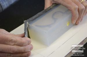 לחיצה להגדלת תמונה לאחר שהסיליקון SORTA-Clear® 37 מתמצק, מסירים את מסגרת התבנית.