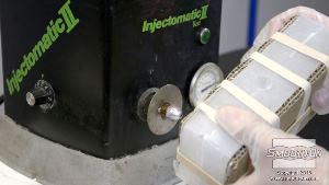 לחיצה להגדלת תמונה כדי לסגור את התבנית בחוזקה אך מבלי לפגוע בה, שמים שתי חתיכות קרטון על צידי התבנית ומהדקים בעזרת גומיות. 