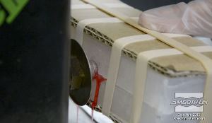 לחיצה להגדלת תמונה מזריקים את השעווה לתבנית. ניתן לראות את השעווה דרך התבנית סיליקון שקוף למחצה SORTA-Clear® 37.