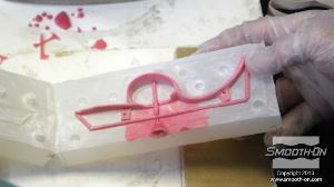 לחיצה להגדלת תמונה לאחר שהשעווה מתמצקת חושפים את היציקה. ניתן לראות כי היציקה היא העתק מושלם של המודל המקורי.