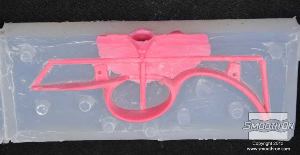 לחיצה להגדלת תמונה יוצרים מספר רב של יציקות שעווה ולאחר מכן מורידים מהם את הגראדים.