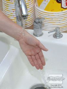 לחיצה להגדלת תמונה כדי למזער היווצרות בועות במוצר הסופי, שטוף את היד באופן יסודי לפני הכנסתה אל ג'ל האלגינט.