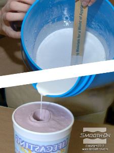 לחיצה להגדלת תמונה ערבב את הגבס עם המים עד לקבלת תערובת קרמית (בערך 4 דקות) ושפוך אל התבנית.