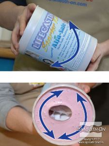 לחיצה להגדלת תמונה מלא את התבנית עד לחציה עם הגבס וסובב בעדינות לכל הכיוונים בכדי לצמצם הווצרות בועות האוויר.