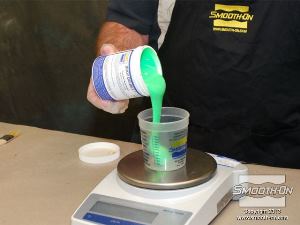 לחיצה להגדלת תמונה שוקלים גם כמות זהה (100 גרם) מקשה (Part B) של סיליקון להעתק גוף Body Double.