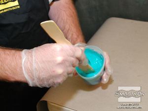 לחיצה להגדלת תמונה מערבבים את החומר במהירות וביסודיות.