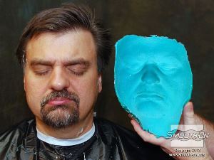 לחיצה להגדלת תמונה התבנית מעתיקה את פרטי העור מתחת לגבות והזקן.