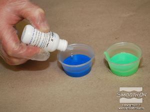 לחיצה להגדלת תמונה מכינים כמות קטנה של סיליקון  להעתקת גוף Body Double  בתוספת מסמיך לסיליקון מסוג Thi-Vex בכדי למנוע נזילה של הסיליקון.