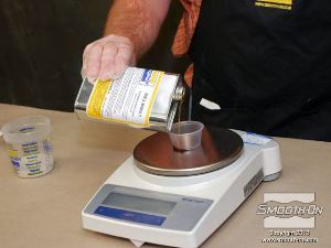 לחיצה להגדלת תמונה עבור היציקה, נעשה שימוש בפוליאורתן למריחה  Shell-Shock הניתן למריחה. ראשית, שוקלים את חומר הבסיס (A)...