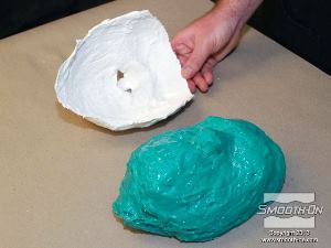 לחיצה להגדלת תמונה לאחר שעה, ניתן להוריד את מעיל הגבס מתבנית הסיליקון.