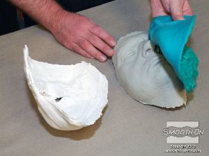 לחיצה להגדלת תמונה מורידים את תבנית הסיליקון מעל יציקת הפוליאוריתן