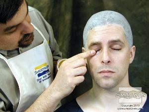 לחיצה להגדלת תמונה למרות שסיליקון להעתקת גוף Body Double אינו נדבק לעור הוא עלול 