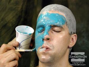 לחיצה להגדלת תמונה שופכים את הBody Double FAST SET לכוס ומורחים על פני המודל.