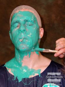 לחיצה להגדלת תמונה מורחים בזהירות את כל האזורים בפנים. יש חשיבות רבה למריחת השכבה הראשונה על כל הראש.