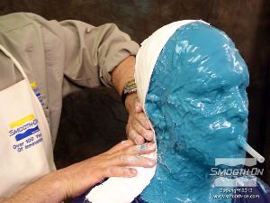 לחיצה להגדלת תמונה מכינים מעיל תמיכה הבנוי משני חצאים בעזרת תחבושות גבס.