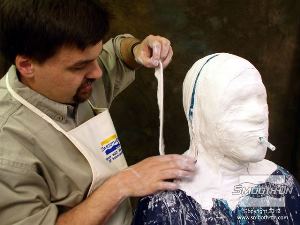 לחיצה להגדלת תמונה מוסיפים עוד תחבושות גבס כדי לתת חוזק ותמיכה נוספת למעיל.