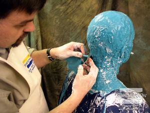 לחיצה להגדלת תמונה כדי להוריד את תבנית הסיליקון יש ראשית לחתוך אותה מהצד האחורי של הראש.