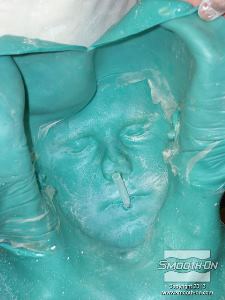 לחיצה להגדלת תמונה לאחר שנעשה החתך יש לקלף בזהירות את התבנית מראש המודל.