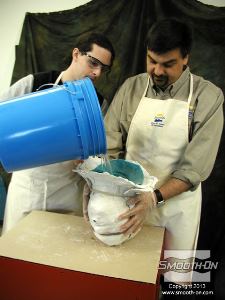 לחיצה להגדלת תמונה מניחים את תבנית הסיליקון בתוך מעיל התמיכה וכעת ניתן ליצוק לתוכה.