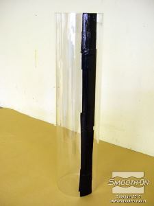 לחיצה להגדלת תמונה מדביקים את יריעת הפלסטיק על קו התפר כדי לוודא את יציבות המיכל.