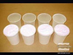 לחיצה להגדלת תמונה מכינים את הכמויות, המדודות לפי נפח, של המים וה®Alja-Safe.