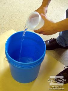 לחיצה להגדלת תמונה ראשית יש לשפוך את המים לתוך דלי הערבוב.