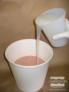 לחיצה להגדלת תמונה מערבבים את הבסיס והמקשה של הסיליקון.