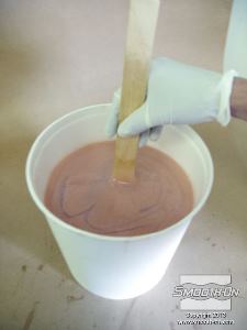 לחיצה להגדלת תמונה יש לערבב את הסיליקון כך שהתערובת שמתקבלת תהיה בצבע אחיד לגמרי.