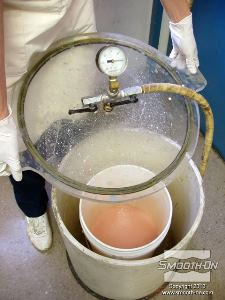 לחיצה להגדלת תמונה לקבלת תוצאות אופטימליות כדאי להכניס את הEcoflex® 00-30 לתא ואקום לשחרור אוויר וכך למנוע הווצרות בועות ביציקה הגמורה.