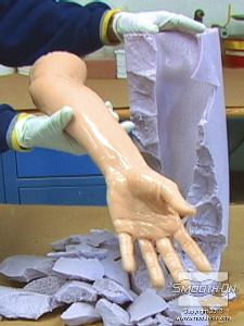 לחיצה להגדלת תמונה ממשיכים לשבור את תבנית האלגינאט עד שניתן להוציא את היציקה.