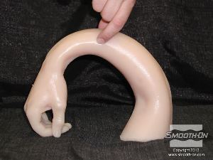 לחיצה להגדלת תמונה אלגינאט ה®Alja-Safe בשילוב עם סיליקון על בסיס פלטינום Ecoflex® 00-30 יצרו העתק מושלם של יד אשר מכיל פרטים קטנים ביותר כמו טביעות האצבעות!