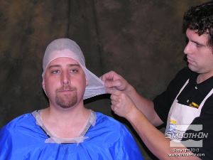 לחיצה להגדלת תמונה שמים כובע קרחת על ראש המודל כדי להגן על שער הראש.