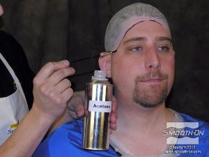 לחיצה להגדלת תמונה מורחים את קצה הכובע באצטון כדי לטשטש את קו החיבור בין הכובע לעור 