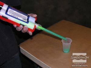 לחיצה להגדלת תמונה מזריקים את הסיליקון לכוס כדי לאפשר מריחה נוחה על פני המודל.