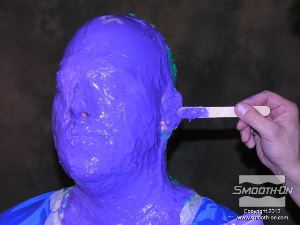 לחיצה להגדלת תמונה מערבבים סיליקון Body Double STANDARD SET עם מסמיך לסיליקון Thi-Vex® II ומורחים שכבה נוספת על הפנים. מטרתה של שכבה זו היא לתת עובי במהירות לתבנית ולמלא חללים בתבנית (אוזנים).